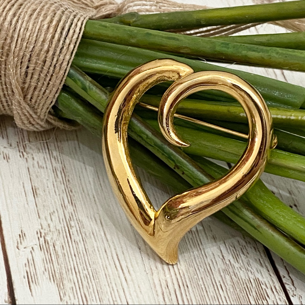 Aai Signed Gold-Tone Open Heart Brooch 18$